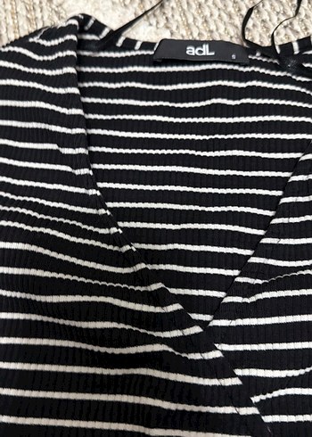 Kadın Siyah Çizgili V Yaka Kısa Kollu tişört - Görsel 2