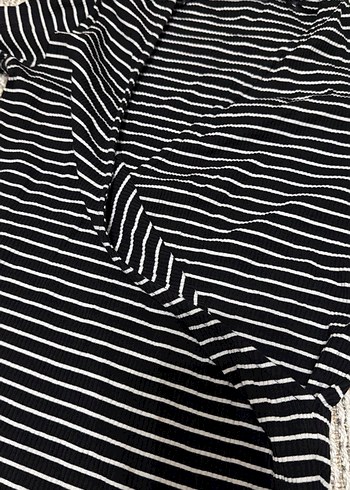 Kadın Siyah Çizgili V Yaka Kısa Kollu tişört - Görsel 3