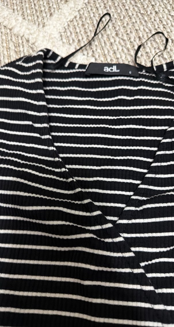 Kadın Siyah Çizgili V Yaka Kısa Kollu tişört - Görsel 2