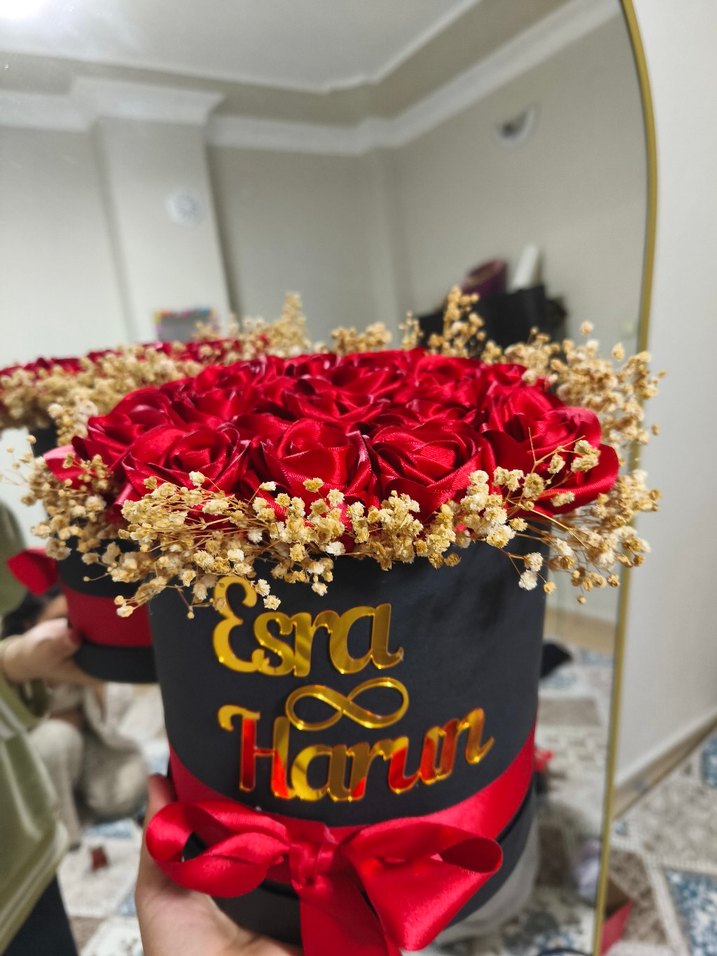 Altın Yazılı Kırmızı Gül ve Kuru Çiçek Aranjmanı - Görsel 3