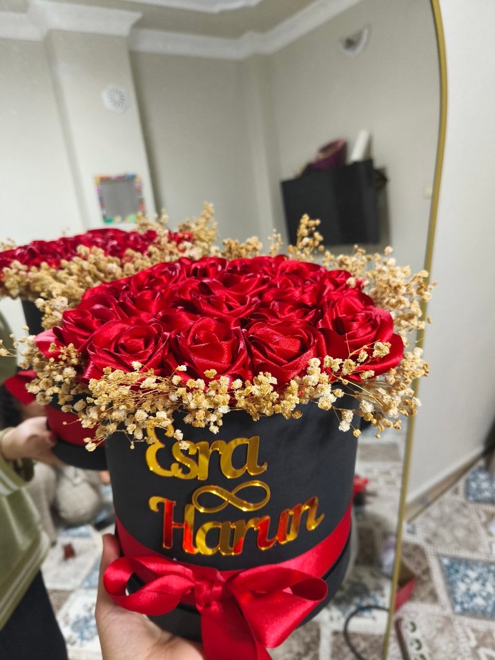 Altın Yazılı Kırmızı Gül ve Kuru Çiçek Aranjmanı - Görsel 2