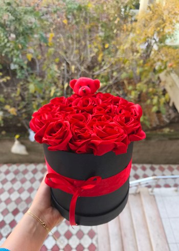 Kırmızı solmayan güllerden oluşan çiçek - Görsel 3