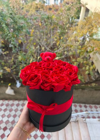 Kırmızı solmayan güllerden oluşan çiçek - Görsel 2