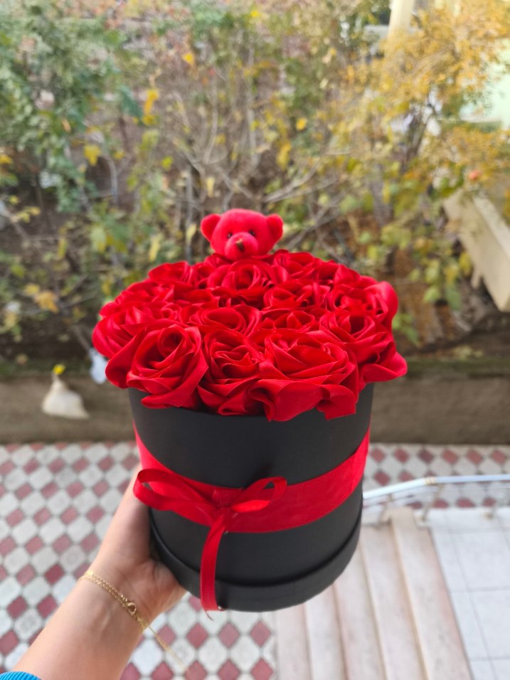 Kırmızı solmayan güllerden oluşan çiçek - Görsel 3