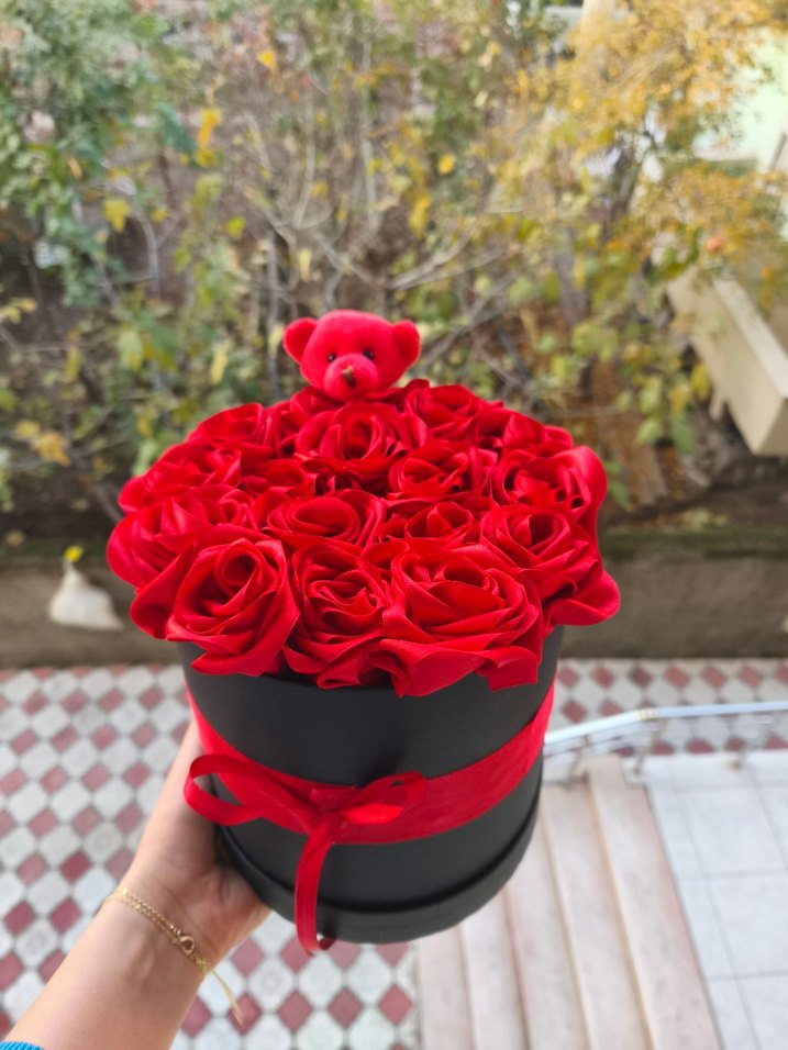 Kırmızı solmayan güllerden oluşan çiçek - Görsel 4