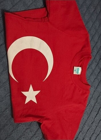 Kırmızı Bayraklı Tişört 5 Yaş için Uygundur