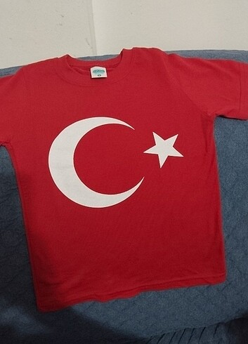 Diğer Kırmızı Bayraklı Tişört 5 Yaş için Uygundur
