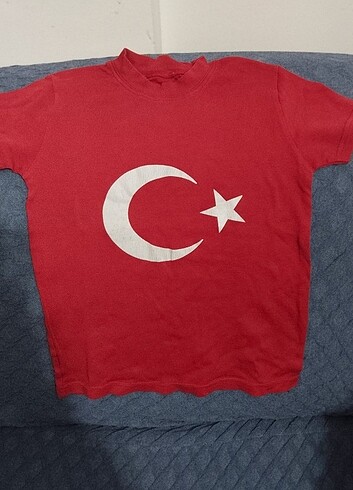 5 Yaş Beden kırmızı Renk Kırmızı Bayraklı Tişört 5 Yaş için Uygundur