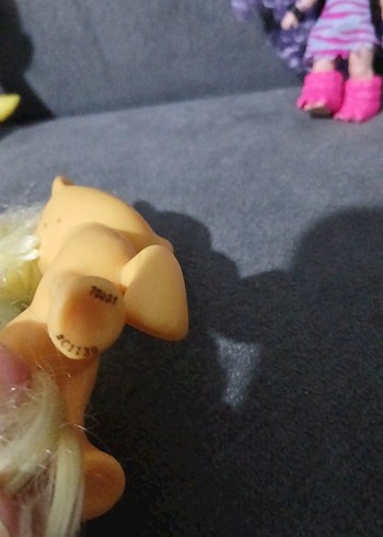 Beden pony ve mor saçlı bebekAksiyon Figürü