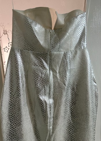 Gri Yılan Desenli Straplez Uzun Abiye Elbise - Görsel 2