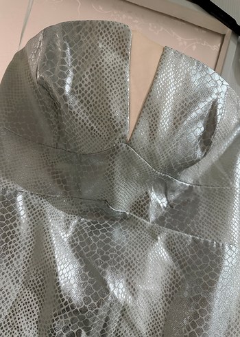 Gri Yılan Desenli Straplez Uzun Abiye Elbise - Görsel 3