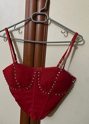 Kırmızı Parlak Nakışlı Strappy Bustiyer