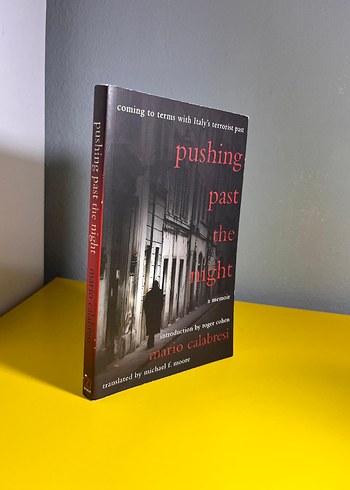 Pushing Past the Night -Mario Calabresi İngilizce Roman Polisiye - Görsel 2