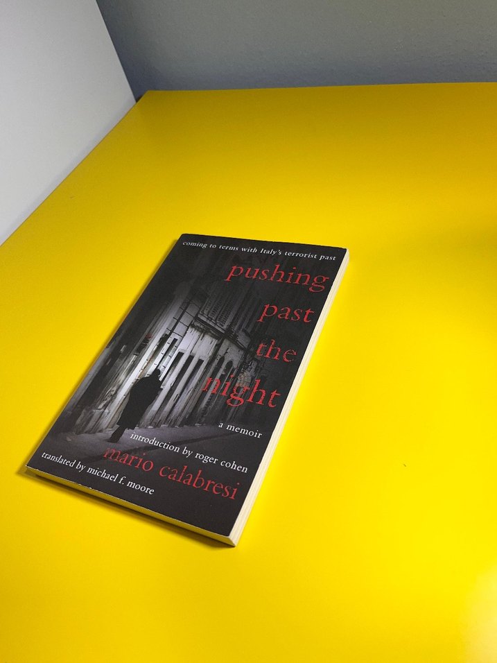 Pushing Past the Night -Mario Calabresi İngilizce Roman Polisiye - Görsel 3