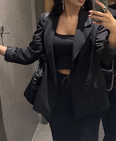 m Beden siyah Renk zara iki defa giydim sadece yepyeni