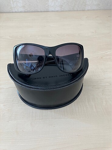 Marc Jacobs güneş gözlüğü ve kabı