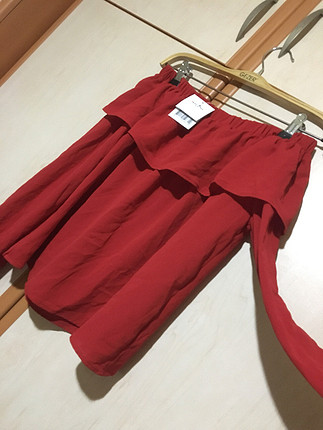 Kırmızı omuz detaylı bluz
