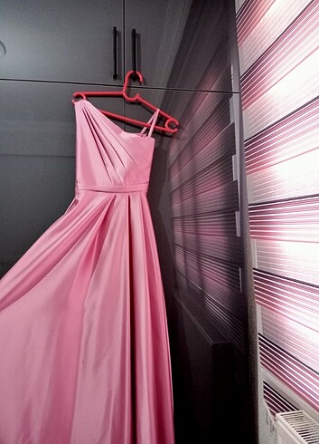 Pembe saten abiye elbise