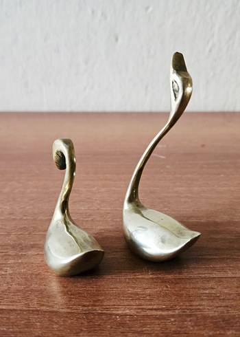 Vintage, minik, pirinç kuğular. Büyük kuğu 9 x 4 x 2.5 cm. - Görsel 3