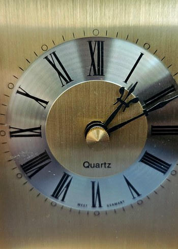 Alman, Kienzle, pirinç görünümlü, pilli masa saati. - Görsel 4