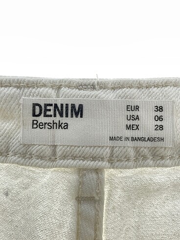 38 Beden beyaz Renk Bershka Düz Kesim %70 İndirimli.