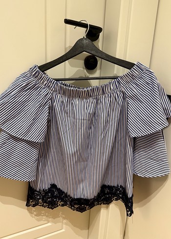 Zara marka Volanlı, kayık yaka, eteği dantel işlemeli bluz