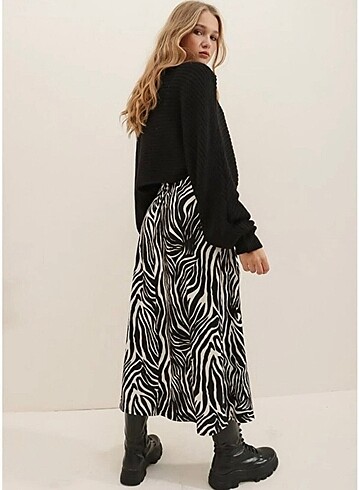 Diğer Zebra desenli yırtmaçlı midi boy etek