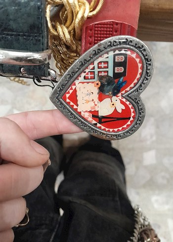 Parlak Kırmızı Desenli Kalp Broş
