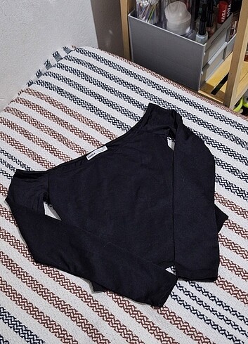bershka omzu açik bluz