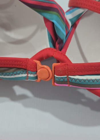 44 Beden Çizgili Üst ve Kırmızı Mini Bikini Altı