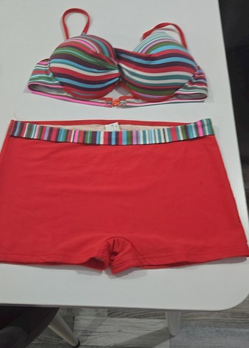 Çizgili Üst ve Kırmızı Mini Bikini Altı