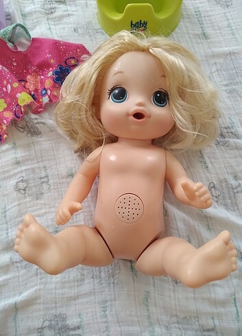 Beden Baby alıve tuvaletini yapan bebek