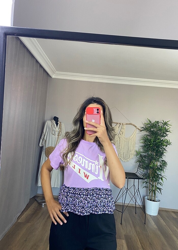 Çiçek desenli tişört - Görsel 2