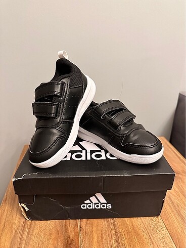 24 Beden siyah Renk Adidas erkek çocuk spor ayakkabı
