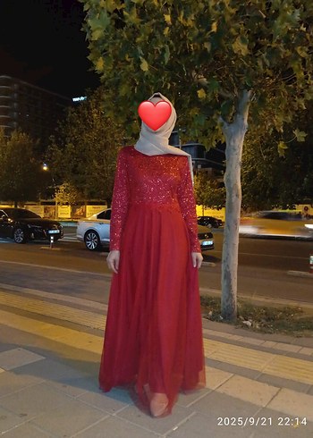 Uzun, Dökümlü Kırmızı Abiye Elbise