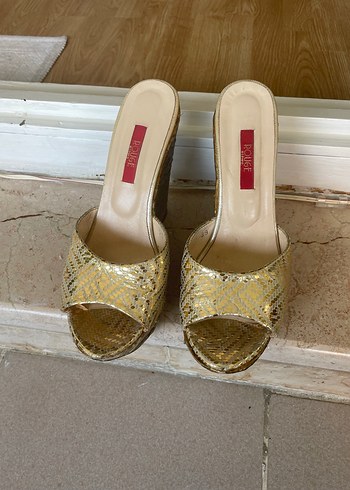 Dantel Detaylı Altın Rengi Dolgu Topuklu Kadın terlik - Görsel 3