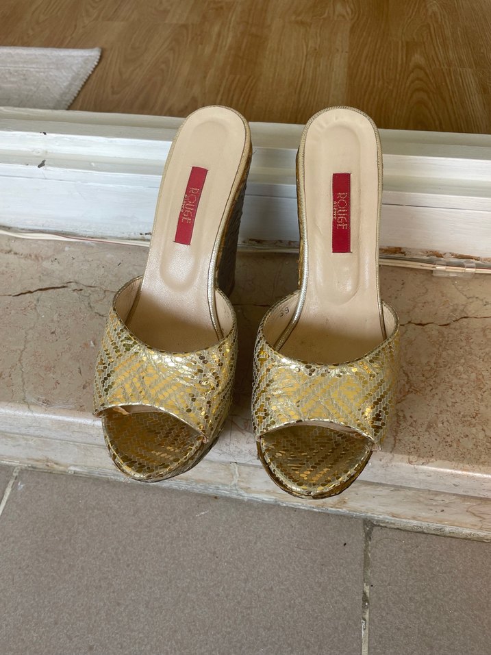Dantel Detaylı Altın Rengi Dolgu Topuklu Kadın terlik - Görsel 3