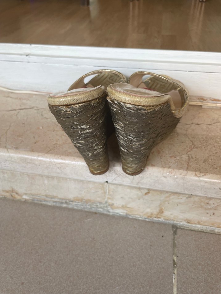 Dantel Detaylı Altın Rengi Dolgu Topuklu Kadın terlik - Görsel 5