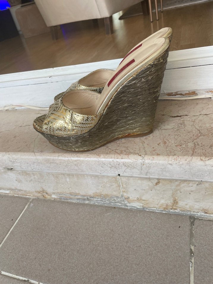 Dantel Detaylı Altın Rengi Dolgu Topuklu Kadın terlik - Görsel 4