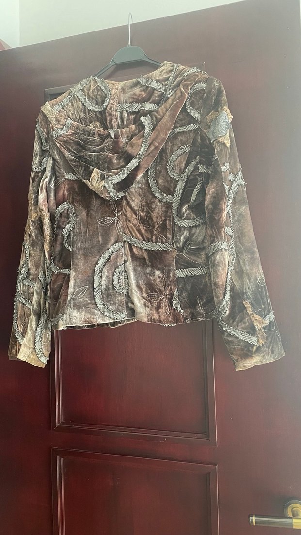 Kahverengi gri tonlarda kapüşonlu kadife Ceket - Görsel 4