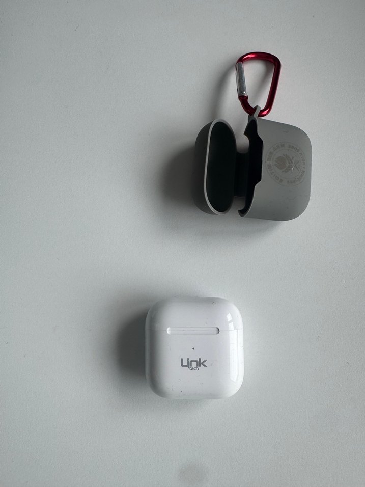 Beyaz Airpords ve Gri Koruyucu Kılıf - Görsel 3