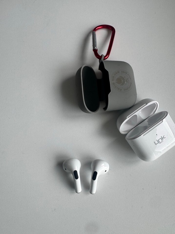 Beyaz Airpords ve Gri Koruyucu Kılıf - Görsel 2