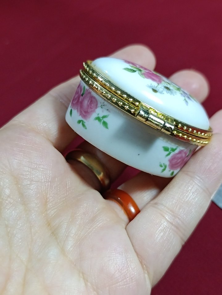 Çiçek Desenli Beyaz Porselen Pudra Kutusu - Görsel 4