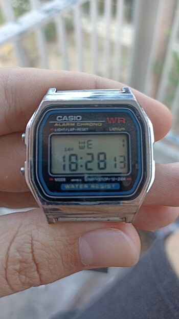  Beden gri Renk Casio orjinal unisex retro kol saati .