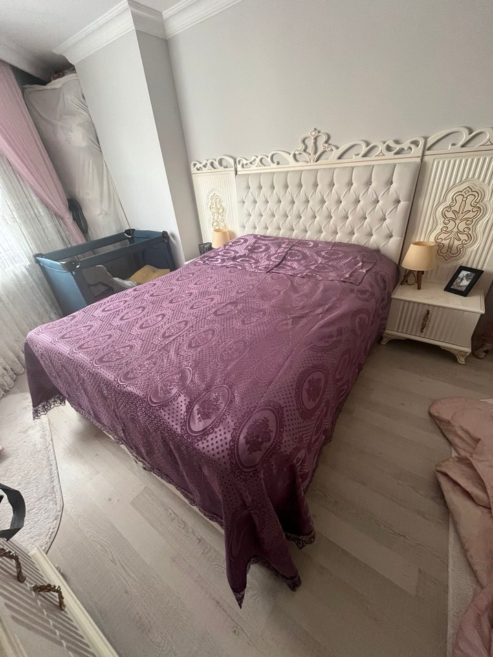 Mor İşlemeli Parlak Yatak Örtüsü - Görsel 3