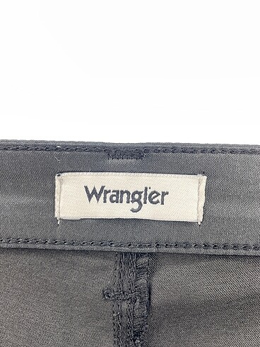 28 Beden siyah Renk Wrangler Düz Kesim %70 İndirimli.