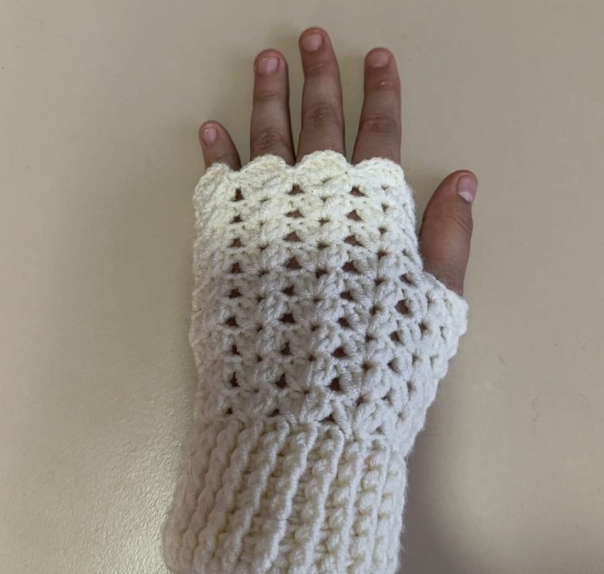 Örgü Parmaksız Kadın Eldiveni - Görsel 2
