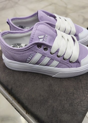 Mor Adidas Kadın Spor Ayakkabı numaralar mevcut - Görsel 2