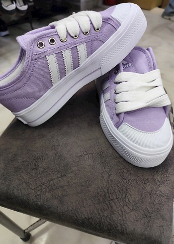 Mor Adidas Kadın Spor Ayakkabı numaralar mevcut - Görsel 3