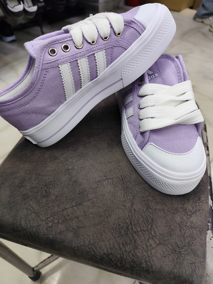 Mor Adidas Kadın Spor Ayakkabı numaralar mevcut - Görsel 3